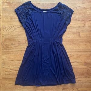 Free People navy pleated stretchy dress with lace short sleeves size S
